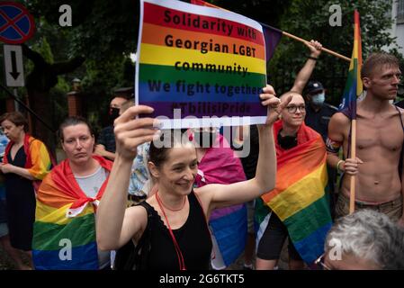 Varsovie, Varsovie, Pologne. 8 juillet 2021. Un démonstrateur tient un écriteau à côté de l'ambassade de Géorgie le 8 juillet 2021 à Varsovie, en Pologne. Une centaine de personnes se sont ralliées à côté de l'ambassade de Géorgie pour manifester leur solidarité envers la communauté LGBT géorgienne après un appel au défilé de la fierté de Tbilissi en raison de la violence de groupes opposés à l'événement qui a pris d'assaut leur bureau et ciblé ses participants et journalistes dans la capitale Tbilissi. Crédit: Aleksander Kalka/ZUMA Wire/Alay Live News Banque D'Images