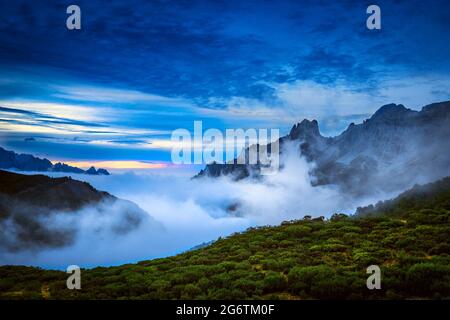 View of mountains at the end of clear day. The gorge is lit with the leaving sun. Banque D'Images