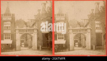 Leiden, Hollande. Porte d'entrée de la fortification de Motte dans le centre de la vieille ville, photographiée par Queval dans les années 1870. Banque D'Images