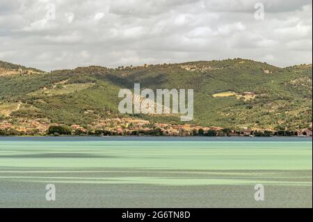 Vue panoramique de Passignano sul Trasimeno depuis Castiglione del Lago, Ombrie, Italie Banque D'Images