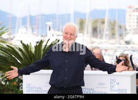 Cannes, France. 8 juillet 2021. L'acteur français André Dussollier pose lors d'une séance photo pour le film « tout s'est bien passé » lors de la 74e édition du Festival de Cannes, dans le sud de la France, le 8 juillet 2021. « tout s'est bien passé » concourra pour la Palme d'Or lors du 74e Festival international du film de Cannes. Credit: Gao Jing/Xinhua/Alamy Live News Banque D'Images