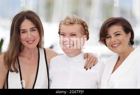 Cannes, France. 8 juillet 2021. La réalisatrice britannique et présidente du jury de l'ONU, Andrea Arnold (C) pose avec les membres du jury l'actrice française Elsa Zylberstein (L) et la réalisatrice franco-algérienne, Mounia Meddour, lors d'une séance photo pour le jury de l'ONU, à la 74e édition du Festival du film de Cannes, dans le sud de la France, Le 8 juillet 2021. Credit: Gao Jing/Xinhua/Alamy Live News Banque D'Images