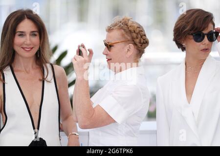 Cannes, France. 8 juillet 2021. La réalisatrice britannique et présidente du jury de l'ONU, Andrea Arnold (C) pose avec les membres du jury l'actrice française Elsa Zylberstein (L) et la réalisatrice franco-algérienne, Mounia Meddour, lors d'une séance photo pour le jury de l'ONU, à la 74e édition du Festival du film de Cannes, dans le sud de la France, Le 8 juillet 2021. Credit: Gao Jing/Xinhua/Alamy Live News Banque D'Images