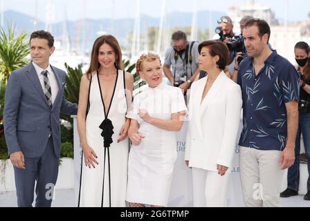 Cannes, France. 8 juillet 2021. Le réalisateur britannique et Président de l'ONU, certain regard jury Andrea Arnold (C) pose avec les membres du jury (de gauche à droite) le réalisateur argentin Daniel Burman, l'actrice française Elsa Zylberstein, Le réalisateur franco-algérien Mounia Meddour et le réalisateur américain Michael Covino lors d'un phocall pour le jury de l'ONU "certains égards" lors de la 74e édition du Festival de Cannes à Cannes, dans le sud de la France, le 8 juillet 2021. Credit: Gao Jing/Xinhua/Alamy Live News Banque D'Images