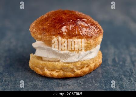 Pâtisserie feuilletée à la crème. Banque D'Images