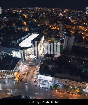 Kharkiv, Ukraine - 21 mai 2021 : ouverture du centre commercial Nikolsky. Lumières de nuit illuminées ville vue panoramique aérienne. Centre-ville près de Konstytuts Banque D'Images