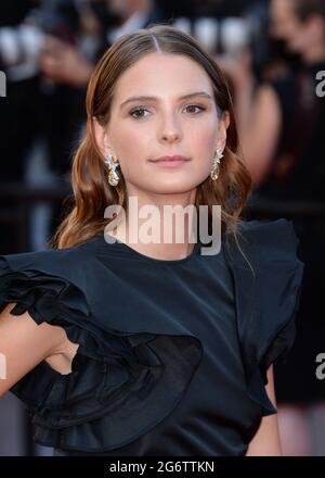 Cannes, France, 8 juillet 2021 Josephine Japy arrive à la première Stillwater, qui s'est tenue au Palais des Festivals. Partie du 74e Festival de Cannes. Crédit : Doug Peters/EMPICS/Alamy Live News Banque D'Images