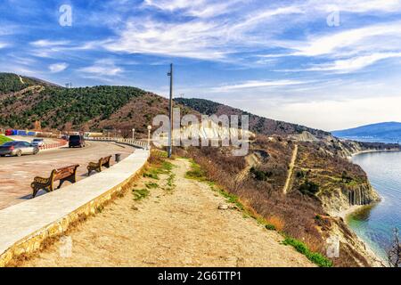 Paysage d'une côte de mer haute pente avec une autoroute qui la traverse Banque D'Images