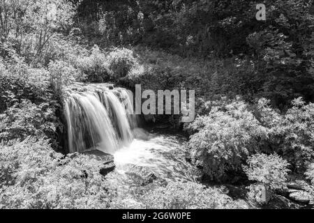 Longue exposition d'une cascade qui coule sur Lee Abbey Beach à Devon Banque D'Images