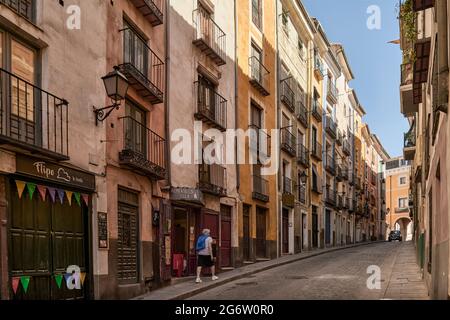 Alfonso VIII rue du centre historique de la ville de Cuenca qui atteint l'Hôtel de ville, avec les maisons peintes en couleurs vives, Espagne, Europe Banque D'Images