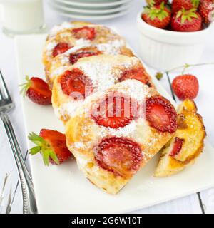 Crêpes faites maison avec yaourt et fraises. Banque D'Images