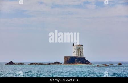 Image de la Tour Seymour avec ciel nuageux à marée haute. Jersey, îles Anglo-Normandes. Mise au point sélective Banque D'Images