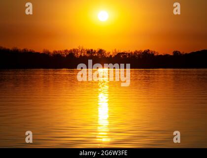 Coucher de soleil sur Silver Lake dans le Wisconsin en octobre 2020. Les feux de forêt dans l'ouest des États-Unis ont fourni des couchers de soleil spectaculaires dans tout le pays. Banque D'Images