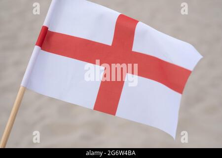 Drapeau de l'Angleterre sur fond de sable. Banque D'Images