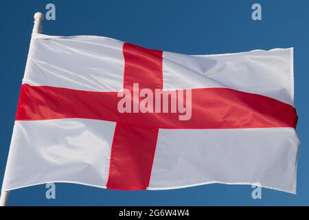 Drapeau de l'Angleterre sur fond bleu ciel. Drapeau de l'Angleterre sur fond bleu ciel Banque D'Images