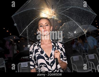 Munich, Allemagne. 08 juillet 2021. L'actrice Peri Baumeister vient au cinéma en plein air Mond und Sterne pour la projection du thriller vampire « Blood Red Sky » dans le cadre du Festival international du film de Munich. Credit: Felix Hörhager/dpa/Alay Live News Banque D'Images