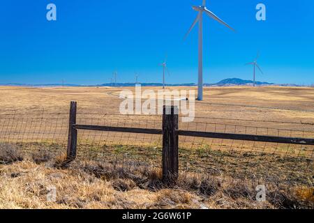 La centrale éolienne de Shiloh est un parc éolien situé dans les collines de Montezuma, dans le comté de Solano, en Californie, aux États-Unis. Banque D'Images