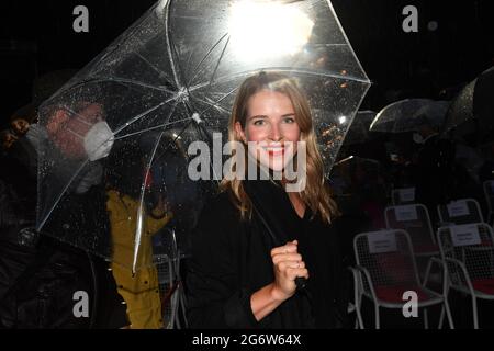 Munich, Allemagne. 08 juillet 2021. L'actrice Leonie Brill vient au cinéma en plein air Mond und Sterne pour la projection du thriller vampire « Blood Red Sky » dans le cadre du Festival international du film de Munich. Credit: Felix Hörhager/dpa/Alay Live News Banque D'Images