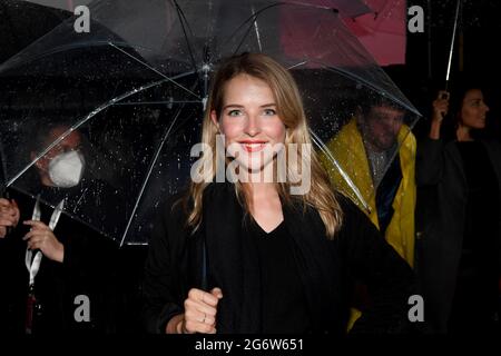 Munich, Allemagne. 08 juillet 2021. L'actrice Leonie Brill vient au cinéma en plein air Mond und Sterne pour la projection du thriller vampire « Blood Red Sky » dans le cadre du Festival international du film de Munich. Credit: Felix Hörhager/dpa/Alay Live News Banque D'Images