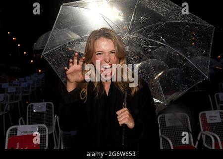 Munich, Allemagne. 08 juillet 2021. L'actrice Leonie Brill vient au cinéma en plein air Mond und Sterne pour la projection du thriller vampire « Blood Red Sky » dans le cadre du Festival international du film de Munich. Credit: Felix Hörhager/dpa/Alay Live News Banque D'Images