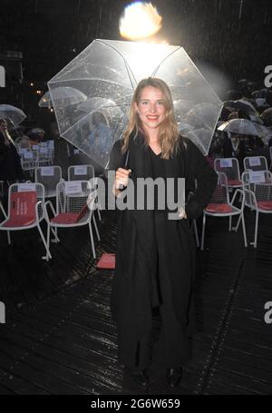 Munich, Allemagne. 08 juillet 2021. L'actrice Leonie Brill vient au cinéma en plein air Mond und Sterne pour la projection du thriller vampire « Blood Red Sky » dans le cadre du Festival international du film de Munich. Credit: Felix Hörhager/dpa/Alay Live News Banque D'Images