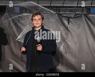 Munich, Allemagne. 08 juillet 2021. L'acteur Carl Koch vient au cinéma en plein air Mond und Sterne pour la projection du thriller vampire « Blood Red Sky » dans le cadre du Festival international du film de Munich. Credit: Felix Hörhager/dpa/Alay Live News Banque D'Images