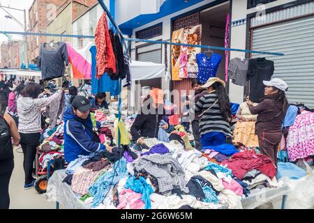 EL Alto, BOLIVIE - 23 AVRIL 2015 : les gens font leurs courses sur un marché à El Alto, en Bolivie. Banque D'Images