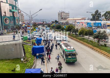 EL Alto, BOLIVIE - 23 AVRIL 2015 : circulation sur une route principale à El Alto, Bolivie Banque D'Images