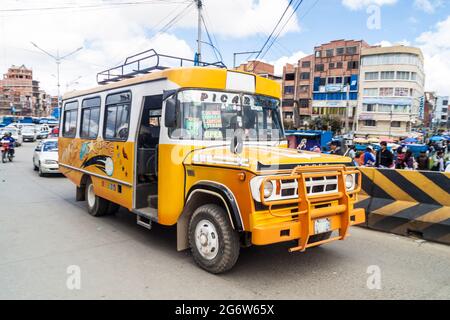 EL Alto, BOLIVIE - 23 AVRIL 2015 : circulation sur une route principale à El Alto, Bolivie Banque D'Images