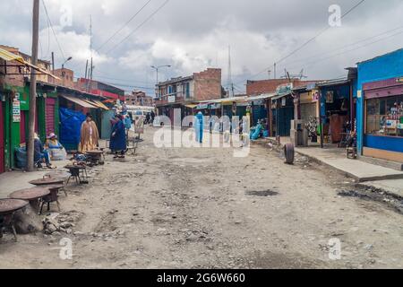 EL Alto, BOLIVIE - 23 AVRIL 2015 : petits stands dans un marché local de sorcières à El Alto, en Bolivie Banque D'Images