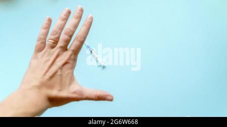 Vue de dessus du concept de refus de vaccins. Injection manuelle de vaccins. Mouvement Ativax. Effets secondaires peur. Campagne anti-vaccination Banque D'Images