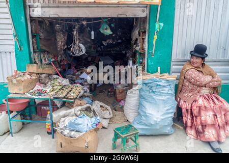 EL Alto, BOLIVIE - 23 AVRIL 2015 : petit décrochage sur un marché local de sorcières à El Alto, en Bolivie Banque D'Images