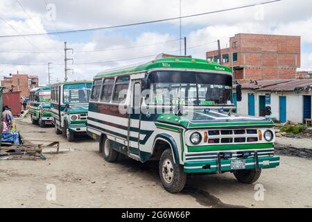 EL Alto, BOLIVIE - 23 AVRIL 2015 : autobus d'un transport en commun à El Alto, Bolivie Banque D'Images