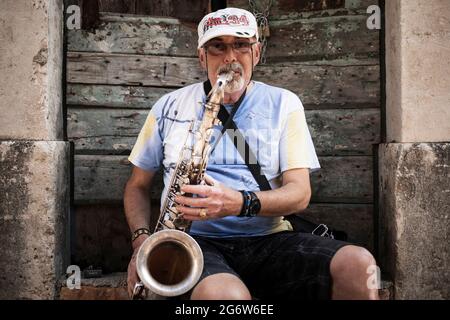 Le Monténégro, Sep 17, 2019 : Portrait d'un homme à jouer du saxophone dans les rues de la vieille ville de Kotor Banque D'Images