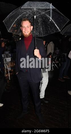 Munich, Allemagne. 08 juillet 2021. L'acteur Rutger Lysen arrive au cinéma en plein air Mond und Sterne pour la projection du thriller vampire « Blood Red Sky » dans le cadre du Festival international du film de Munich. Credit: Felix Hörhager/dpa/Alay Live News Banque D'Images