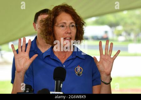 Sandy Magnus, astronaute et spécialiste de mission retraité de la NASA, parle lors d'une célébration marquant le dixième anniversaire de la mission finale de la navette spatiale, STS 135, au Centre d'accueil du Centre spatial Kennedy, le jeudi 8 juillet 2021. Photo de Joe Marino/UPI crédit: UPI/Alay Live News Banque D'Images