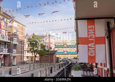 Des centaines de drapeaux d'Angleterre décorent chaque maison tenue dans Kirby Estate, Londres, CHAMPIONNAT DE football EURO 2020, Angleterre, Royaume-Uni Banque D'Images