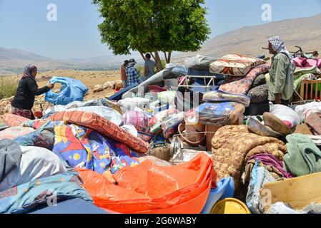 Vestiges épars du village bédouin traditionnel d'Hussa – Al Bqai'a, un jour après la troisième opération de démolition menée cette année par les forces de sécurité israéliennes. Humsa , à l'est du village de Tubas dans la vallée du Jourdain, Israël, le 8 juillet 2021. Les FDI avaient déclaré que la zone installée était une zone de feu active, empêchant les locaux, les journalistes, les militants et les ONG d'accéder au terrain. Les FDI avaient démoli les tentes de logement et déplacé les effets personnels sur une colline à proximité du village de Shibli, à 15 km. (Photo par Matan Golan / Alamy Live News) Banque D'Images