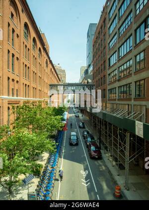 New York, NY - USA - 6 juillet 2021 : vue verticale de la 15e rue est de Chelsea, vue de la High Line. Parc linéaire surélevé de 1.45 kilomètres de long, vert Banque D'Images