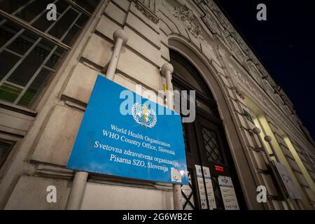 Photo d'un signe avec le logo de L'OMS pour leur bureau de pays pour la Slovénie à Ljubljana. L'Organisation mondiale de la santé est une agence spécialisée de TH Banque D'Images