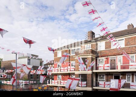 Des centaines de drapeaux d'Angleterre décorent chaque maison tenue dans Kirby Estate, Londres, CHAMPIONNAT DE football EURO 2020, Angleterre, Royaume-Uni Banque D'Images