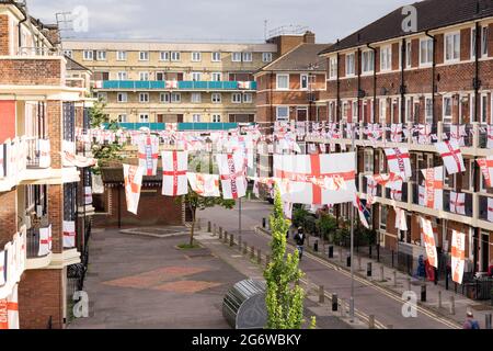 Des centaines de drapeaux d'Angleterre décorent chaque maison tenue dans Kirby Estate, Londres, CHAMPIONNAT DE football EURO 2020, Angleterre, Royaume-Uni Banque D'Images