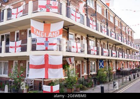 Des centaines de drapeaux d'Angleterre décorent chaque maison tenue dans Kirby Estate, Londres, CHAMPIONNAT DE football EURO 2020, Angleterre, Royaume-Uni Banque D'Images