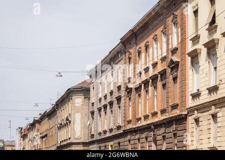 Photo des façades de la ville basse de Zagreb, Croatie, typique de l'ère austro-hongroise. La ville basse (donji grad) de Zagreb est la plus ancienne Banque D'Images