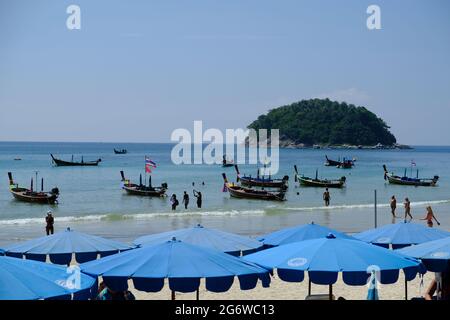 Thaïlande Phuket Island - Kata Beach côte avec bateaux de pêche Banque D'Images