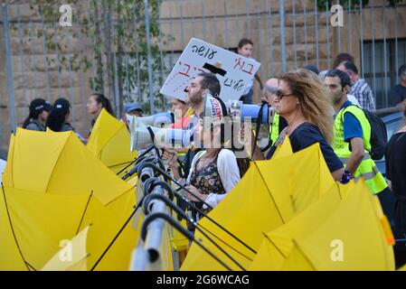 Israël. 07e juillet 2021. Les manifestants de la remontrance anti-Netanyahou devant le nouveau président israélien Isaac Herzog, le soir de la cérémonie d'inauguration de la présidence à Jérusalem, Israël, le 7 juillet 2021. Après la nomination par Herzog de l'ancien porte-parole de Netanyahou au porte-parole de la présidence officielle, les manifestants accusent le porte-parole d'incitation. Les gilets jaunes des « mères contre la violence policière » exigent l’amnistie pour la jeunesse antiNetanyahou qui fait actuellement l’objet d’une inculpation par la police israélienne. (Photo de Matan Golan/Sipa USA) crédit: SIPA USA/Alay Live News Banque D'Images