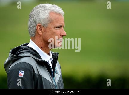 Spartanburg, États-Unis. 02 août 2014. Le président de Carolina Panthers, Danny Morrison, observe l'équipe le 2 août 2014 au stade Gibbs, sur le campus de Wofford College à Spartanburg, en Caroline du Sud. (Photo de Jeff Siner/Charlotte observer/TNS/Sipa USA) crédit: SIPA USA/Alay Live News Banque D'Images