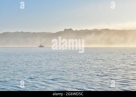 Voiliers tôt le matin brouillard à Port Jefferson Harbour, long Island, NY. Copier l'espace. Banque D'Images