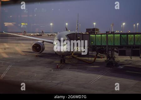 31.05.2021, Doha, Qatar: L'avion est fixé au terminal gangway de l'aéroport pendant le ravitaillement avant le vol Banque D'Images