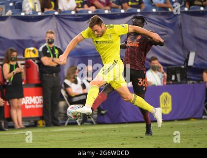 8 juillet 2021: Le défenseur de Nashville SC Dave Romney (4) bloque le coup de pied d'Atlanta United Forward Machop Chol (30) pendant la première moitié d'un match MLS entre Atlanta United et Nashville SC au Nissan Stadium à Nashville TN Steve Roberts/CSM Banque D'Images